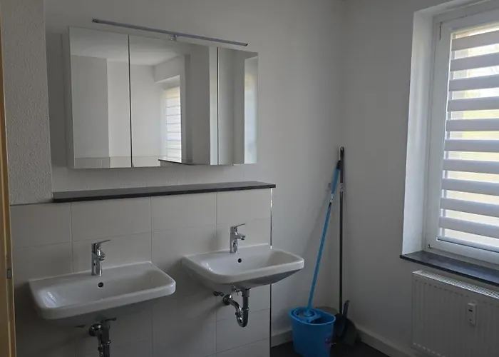 Schöne Vollausgestattete Monteurs- Gästewohnung Nähe Raffinerie Leuna Und Geiseltalsee Für 6 Personen *